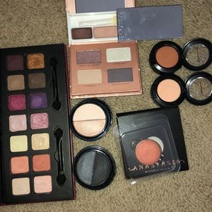 MAC Cosmetics Makeup - Eyeshadow & brushes bundle MAC Cosmetics Makeup - Eyeshadow & brushes bundle